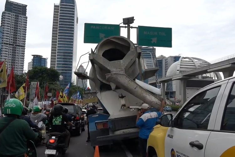 Penampakan truk molen berpelat B 9231 TJN menabrak tiang rambu lalu lintas di Flyover Mampang Prapatan, Jakarta Selatan, Kamis (18/1/2024) sekitar pukul 16.50 WIB.
