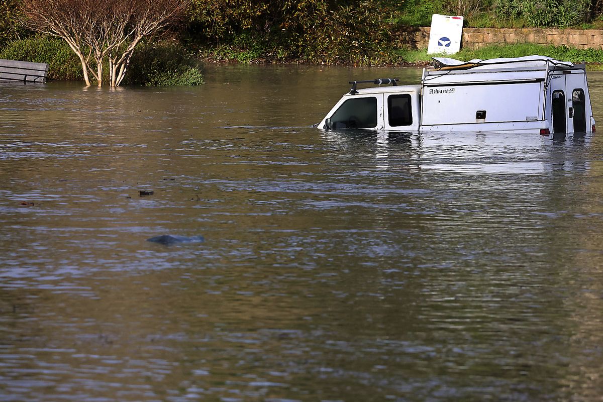 Sebuah truk pikap tenggelam sebagian di Santa Cruz, California, Sabtu (15/1/2022) pagi, saat terjadi tsunami di Tonga akibat letusan gunung berapi.