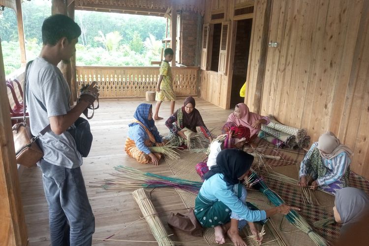 Perjalanan Reza ke Pelosok, Merekam Proses Kerajinan Anyam Tikew