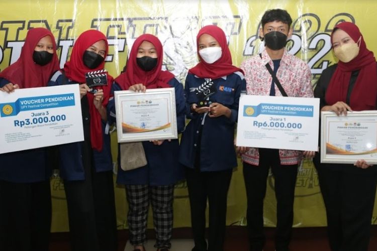 Tim Muhi Broadcasting Class (MBC) SMK Muhammadiyah 1 Yogyakarta yang meraih juara 1 dan 3 pada UPY International Festival (Upin Fest) 2022.
