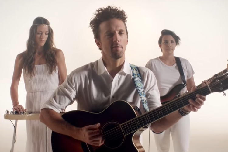 Jason Mraz dalam video klip lagu Love Someone