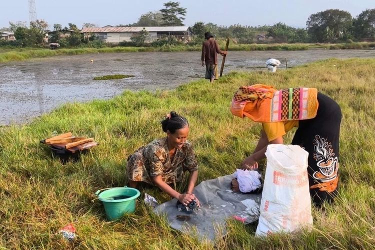 3 Bulan Krisis Air Bersih, Warga Purwakarta Terpaksa Mandi dan Mencuci di Kubangan
