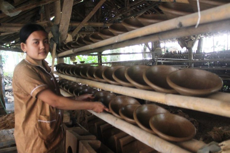 Rani Anjani (22), perajin gerabah asal Cianjur, Jawa Barat, sedang menata cobek-cobek yang dibuatnya. Rani bertekad meneruskan usaha keluarganhya yang diwariskan secara turun temurun ini.