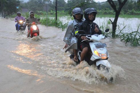 Ketahui Batas Aman Sepeda Motor Terobos Banjir