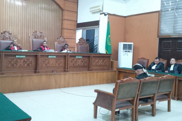 Ahmad Dhani menghadiri sidang pembacaan tuntutan kasus ujaran kebencian di Pengadilan Negeri (PN) Jakarta Selatan, Ampera Raya, Senin (26/11/2018).