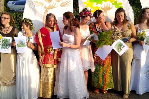 70 Wanita “Menikah” dengan Pohon demi Menyelamatkannya Dari Penebangan