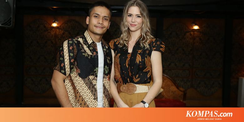 Rumah Terendam Banjir, Randy Pangalila dan Istri Duduk di Genteng