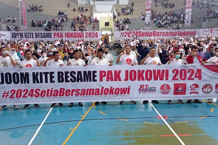 Relawan yang tergabung dalam delapan organisasi deklarasi mendukung Jokowi menjadi Presiden tiga periode, di GOR Rumbai, Kota Pekanbaru, Riau, Jumat (25/3/2022).