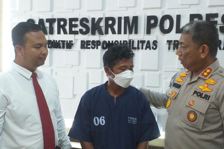 Kapolres Kampar AKBP Didik Priyo Sambodo (kanan) dan Kasatreskrim AKP Aris Gunadi menginterogasi pelaku pembunuhan, saat konferensi pers di Mapolres Kampar, Riau, Selasa (21/2/2023).