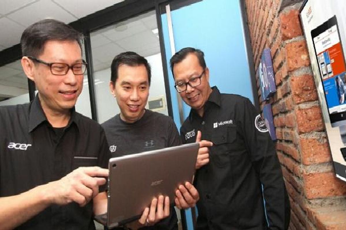 Hermawan Sutanto, Chief Commercial Officer & Co-Founder Bizzy.co.id bersama Riko Gunawan, Head of Commercial Product and Business Development Acer Indonesia dan Lucky Gani, Office Business Group Head, Microsoft Indonesia saat rilis layanan Bizzy Guide di Jakarta, Rabu (25/1/2017).  