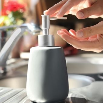 Ilustrasi botol pompa sabun di dapur, yang bisa memberikan tampilan mewah. 