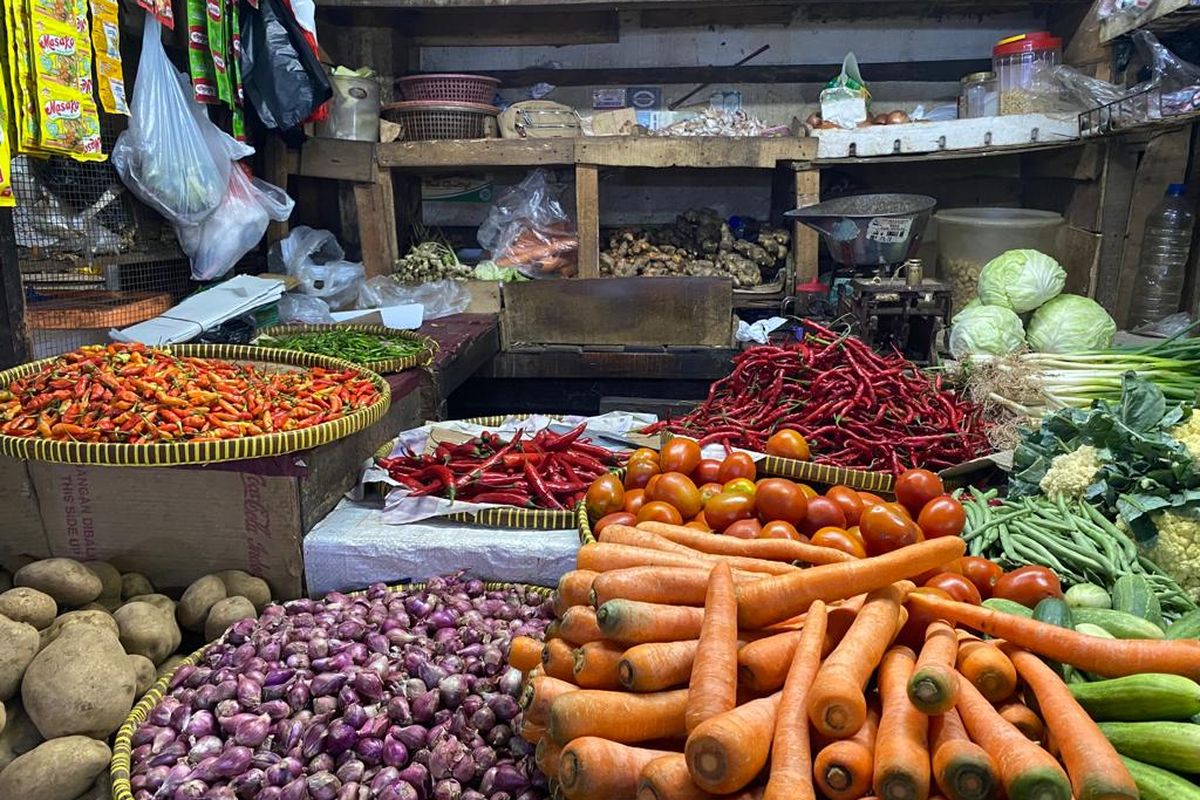 Potret cabai, bawang, dan beberapa jenis sayuran di Pasar Grogol, Jakarta Barat, Rabu (22/11/2023). 