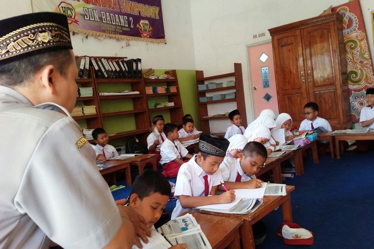 Siswa kelas 3 SDN Badang 2 di Dusun Watulintang, Desa Badang, Kecamatan Ngoro, Kabupaten Jombang, Jawa Timur, belajar lesehan di perpustakaan sekolah, Senin (18/11/2019).