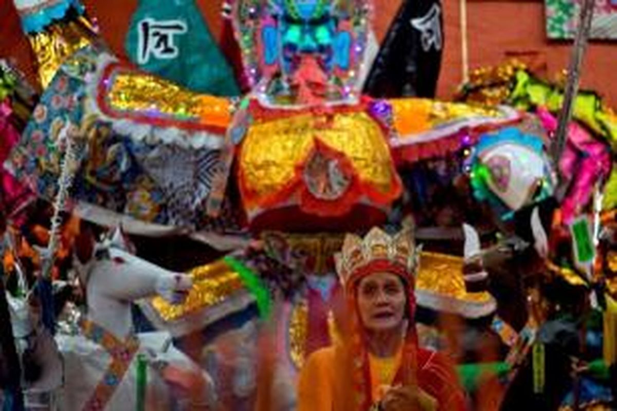 Warga etnis Tionghoa berdoa di depan patung Dewa Da Shi Ye selama Festival Hantu Lapar di Kuala Lumpur, Minggu (10/8/2014). Festival diselenggarakan pada lunar ketujuh kalender tahun baru China di kalangan masyarakat selatan China, Malaysia, Indonesia, Singapura, Hongkong, dan Taiwan.