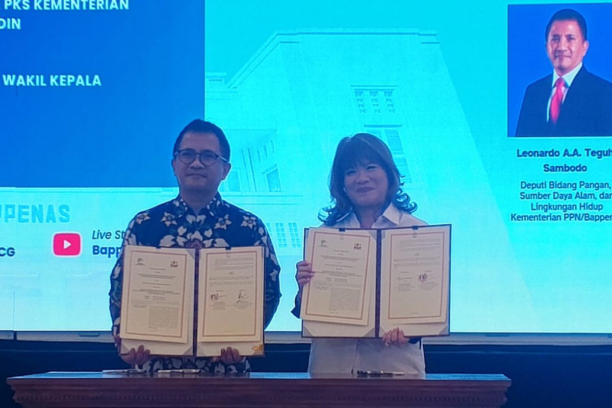 Penandatanganan PKS antara Kementerian PPN/Bappenas (Deputi Bidang Pangan, Sumber Daya Alam, dan Lingkungan Hidup, Leonardo A. A. Teguh Sambodo) dengan KADIN (Shinta W. Kamdani) di Ruang Rapat Djunaedi Hadisumarto, Bappenas, Jakarta Pusat, Rabu (27/8/2025).
