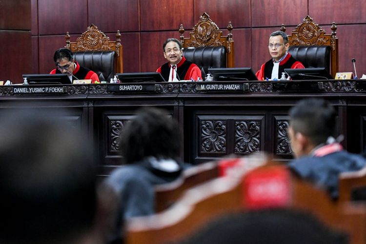 Ketua Mahkamah Konstitusi (MK) Suhartoyo (tengah) memimpin sidang perkara Perselisihan Hasil Pemilihan Umum (PHPU) Pemilihan Legislatif (Pileg) 2024 Panel 1 di Gedung MK, Jakarta, Kamis (2/5/2024). Sidang PHPU Pileg 2024 tersebut beragendakan pemeriksaan pendahuluan 81 perkara. ANTARA FOTO/Hafidz Mubarak A/nym.