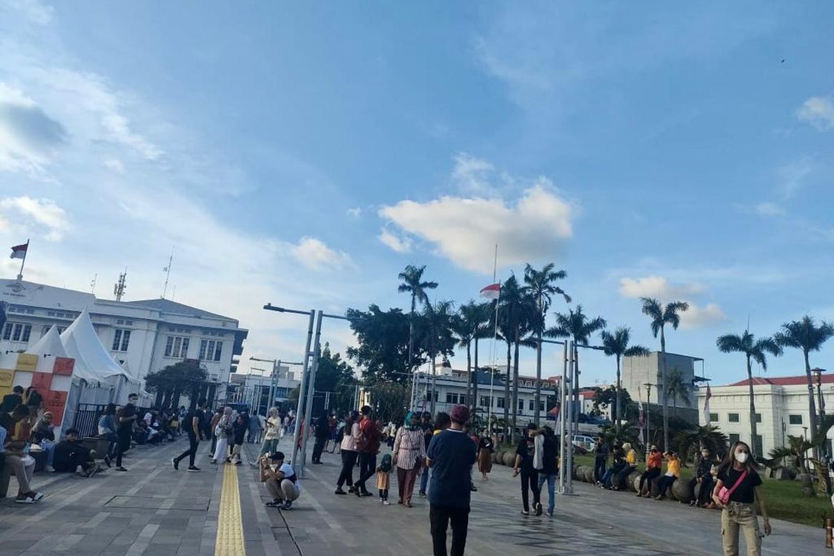 Kawasan Kota Tua, Jakarta Barat, ramai dikunjungi warga untuk berwisata pada akhir pekan, Minggu (11/9/2022).