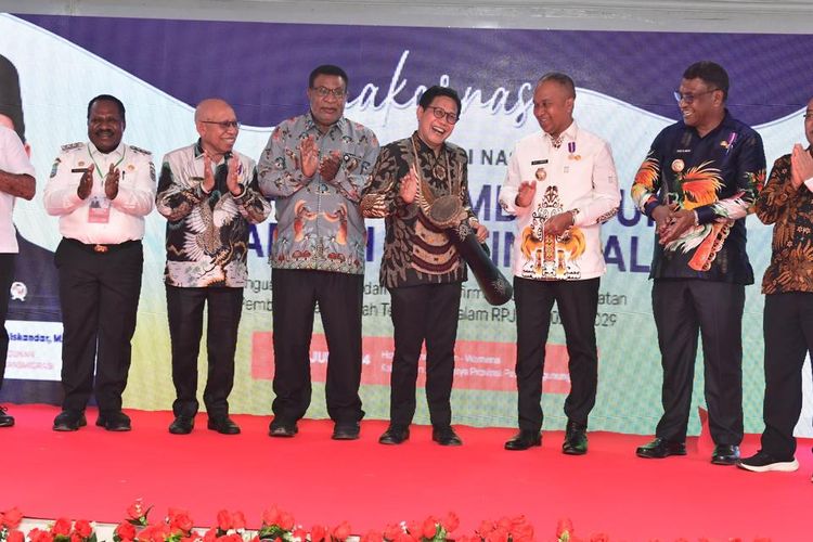 Menteri Desa, Pembangunan Daerah Tertinggal, dan Transmigrasi (Mendes PDTT) Abdul Halim Iskandar berfoto bersama tokoh adat dalam Rapat Koordinasi Nasional (Rakornas) Percepatan Pembangunan Daerah Tertinggal 2024 di Wamena, Kabupaten Jayawijaya, Papua Pegunungan, pada Rabu (17/7/2024).
