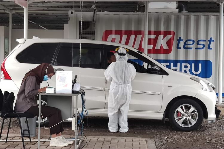 Gerai swab tes Quick Test di BSD, Tangerang, Senin (1/11/2021).