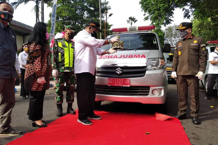 Plt Bupati Nganjuk Marhaen Djumadi (membawa kendi) secara resmi meluncurkan lima mobil layanan vaksinasi keliling, Rabu (14/7/2021).