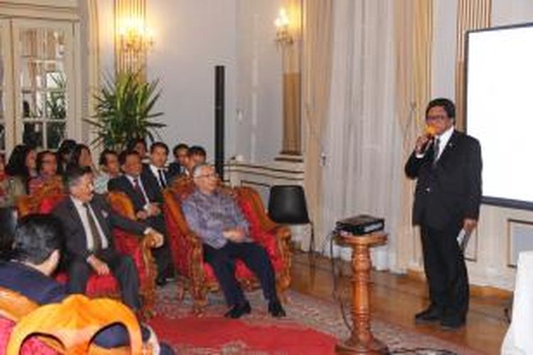 Wakil Ketua MPR Oesman Sapta ketika berbicara dengan masyarakat Indonesia di Roma, Italia, Rabu (7/10/2015).
