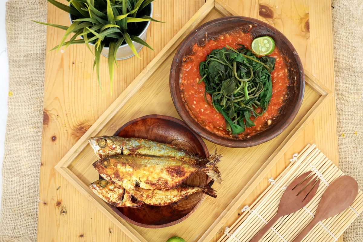 Ikan kembung bakar dan plecing kangkung ala Foodplace.
