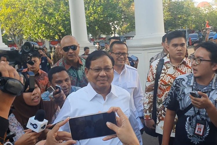 Ketua Umum Partai Gerindra Prabowo Subianto turut hadir di Istana Merdeka, Jakarta, Senin (21/10/2019). Ia datang bersama Waki Ketua Umum Partai Gerindra Edhy Prabowo. Keduanya kompak mengenakan kemeja putih lengan panjang. 