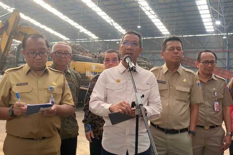 Pj Gubernur DKI Jakarta Heru Budi Hartono saat meninjau RDF Plant di TPST Bantar Gebang, Bekasi, Selasa (27/6/2023).