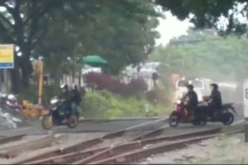 Video Viral 3 Pengendara Motor Nyaris Tersambar Kereta, Nekat Terobos Palang Pintu KA di Cimahi