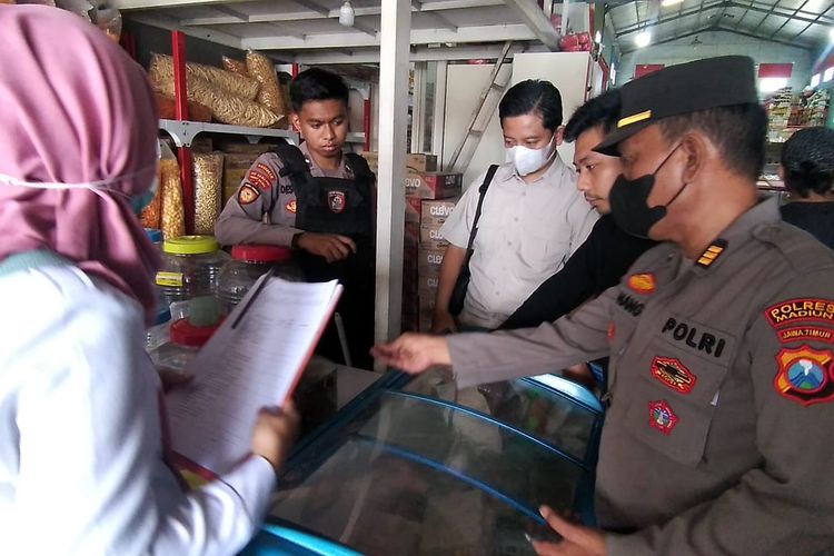 CEK-- saat Satgas Pangan Kabupaten Madiun menggelar operasi makanan dan minuman di pasar dan toko menjelang lebaran di wilayah Kecamatan Dolopo, Kabupaten Madiun, Jawa Timur, Rabu (12/4/2023).