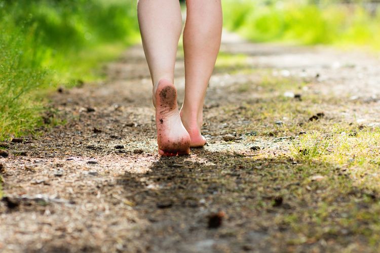 manfaat dan efek samping jalan kaki tanpa alas kaki.