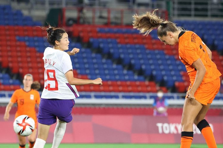 Penyerang timnas putri Belanda Lieke Martens (kanan) menanduk bola ke gawang China pada laga matchday ketiga Grup F sepak bola putri Olimpiade Tokyo 2020 di Stadion Yokohama, Selasa (27/7/2021). 