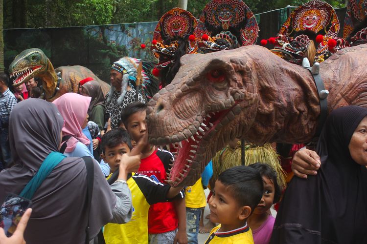Swafoto dengan T Rex. Pada libur tahun baru 2019 pengelola Mojosemi Forest Park di Magetan, Jatim, menampilkan dino show, sebuah drama dimana 2 peneliti tersesat di zaman dinosaurus. Pergelaran tersebut mampu menyedot pengunjung hingga 25.000 orang.