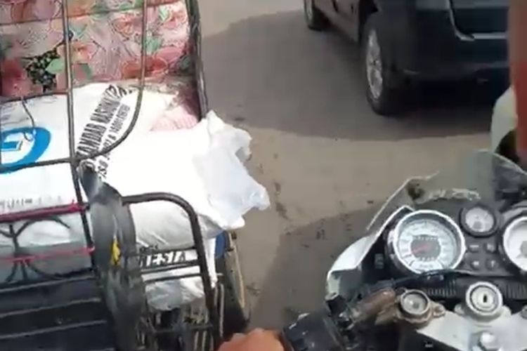 Foto screenshot video viral saat personel polisi dari Polres Ogan Ilir melakukan tembakan peringatan ke pelaku begal motor yang hendak dihentikan di ruas jalan lintas timur Palembang-Ogan Ilir. Pelaku berjumlah dua orang masih sempat melarikan diri namun berhasil ditangkap di Kecamatan Sungai Pinang.