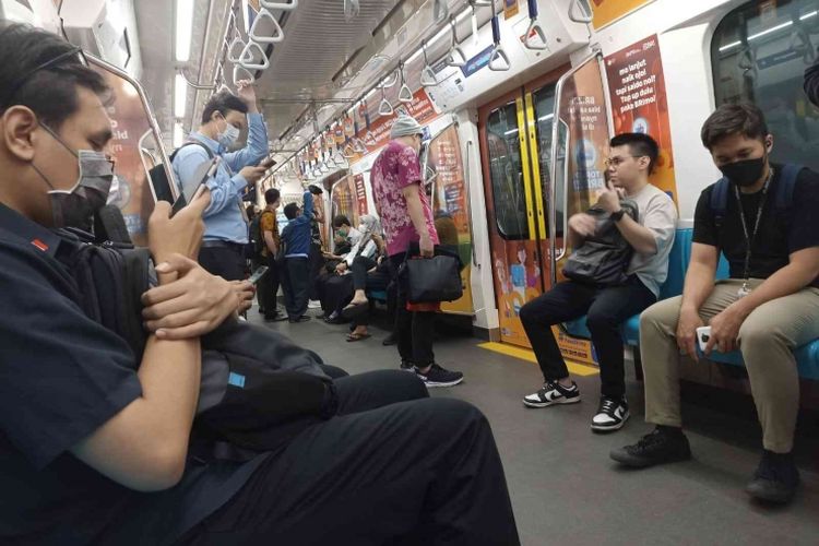 Situasi di dalam MRT, Selasa (13/6/2023).