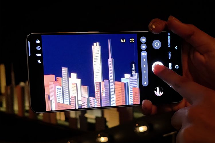 Bukaan lensa atau aperture kamera utama dan kamera telephoto 50 MP zoom optis 5x yang dibikin makin lebih lebar. 
