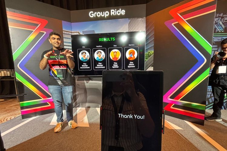 Staf Grab memberikan penjelasan tentang fitur Group Rides di area demo pada ajang GrabX 2026 di Jakarta, Rabu (8/4/2026).