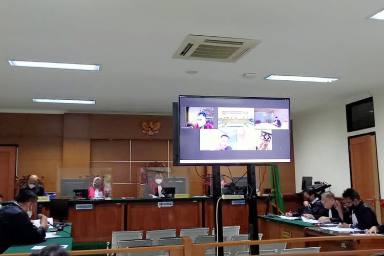 Suasana sidang perdana kasus dugaan korupsi pengadaan lahan SMKN 7 Tangsel dengan tiga terdakwa yakni Mantasn Sekdisdikbud Banten Ardisu P, dan dua terdakwa dari pihak swasta yakni Farid dan Agus di Pengadilan Tipikor Serang