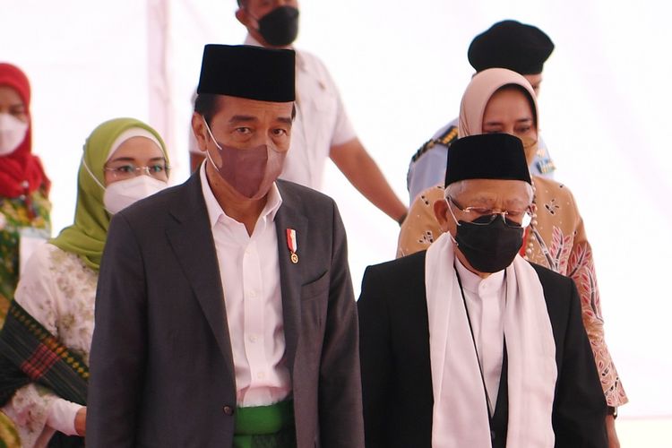 Presiden Joko Widodo (kiri) berjalan bersama Wakil Presiden Ma'ruf Amin saat menghadiri pembukaan Muktamar Nahdlatul Ulama ke-34 di Pondok Pesantren Darus Sa'adah, Lampung, Rabu (22/12/2021).Muktamar NU ke-34 mengusung tema Satu Abad NU: Kemandirian dalam Berkhidmat untuk Peradaban Dunia. ANTARA FOTO/Hafidz Mubarak A/aww.