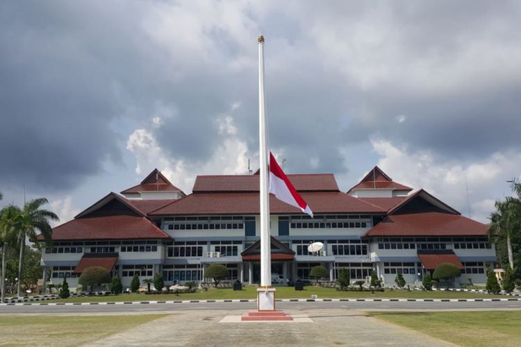 Bendera setengah tiang dikibarkan Pemprov Kepulauan Bangka Belitung sebagai ungkapan duka musibah jatuhnya pesawat Lion Air JT 610.