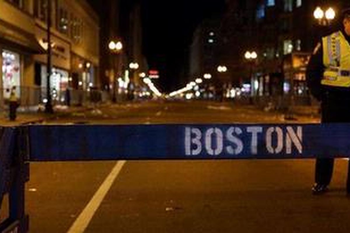Kepolisian Boston masih menjaga lokasi ledakan yang menewaskan tiga orang dan melukai lebih dari 100 orang lainnya.