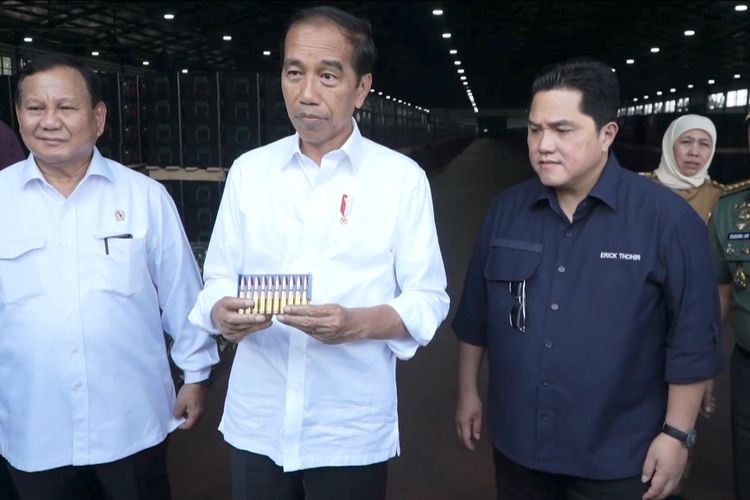 Presiden Joko Widodo memberikan keterangan pers sambil memamerkan peluru buatan PT Pindad usai mengunjungi pabrik alutsista yang berada di Kecamatan Turen, Kabupaten Malang, Jawa Timur, pada Senin (24/7/2023).