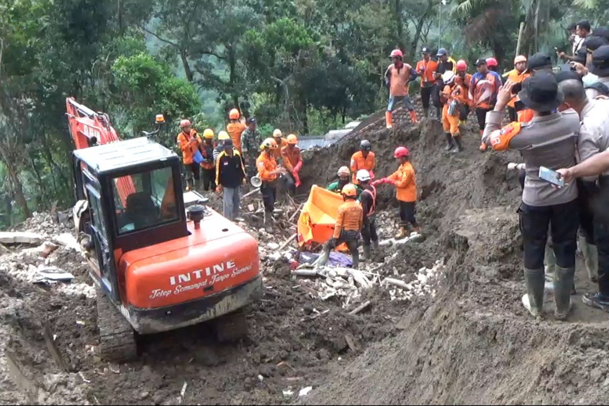 #---Tim SAR gabungan menemukan korban tanah longsor Di Desa Depok Kecamatan Bendungan Kabupaten Trenggalek Jawa Timur, Kamis (22/05/2025)---#