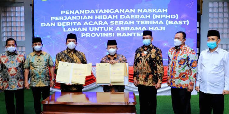 Wali Kota Tangerang Arief R Wismansyah bersama jajarannya menandatanganan Naskah Perjanjian Hibah Daerah (NPHD) dan Berita Acara Serah Terima (BAST) Lahan untuk Asrama Haji Provinsi Banten kepada Kementerian Agama (Kemenag). 