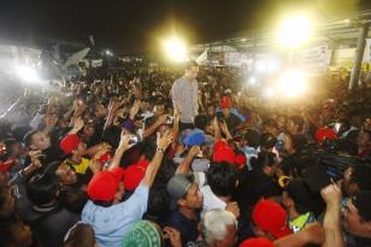 Calon presiden Joko Widodo mengunjungi Pasar Induk Cibitung, Bekasi, Senin (16/6/2014). Ia disambut ratusan pedagang pendukungnya.