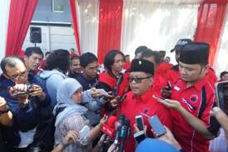 Sekretaris Jenderal DPP PDI Perjuangan Hasto Kristiyanto usai memimpin upacara di Kantor DPP PDI Perjuangan, Lenteng Agung, Jakarta Selatan, Rabu (17/8/2016).