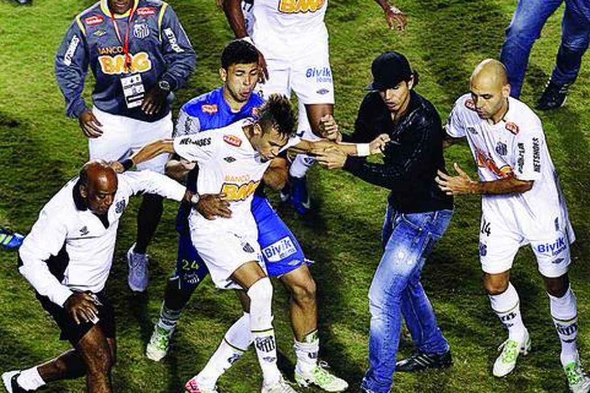 Pemain Brasil, di antaranya Neymar (tengah depan), menyerang pemain Penarol saat laga Copa Libertadores di Sao Paulo, Brasil, berakhir, Rabu (22/6). Santos menang 2-1 dan merebut trofi Copa Libertadores.