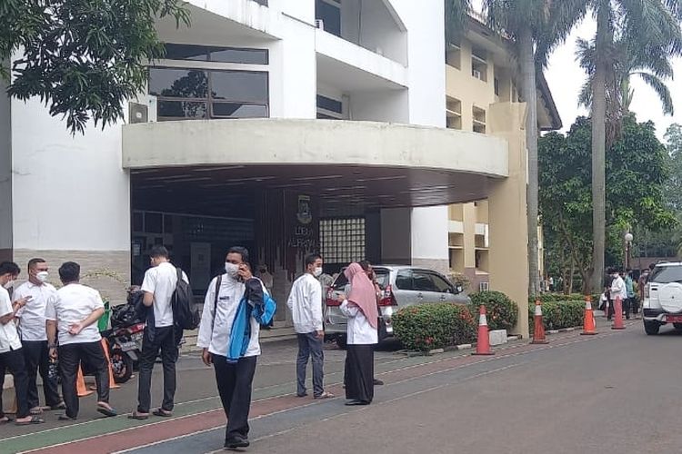 Suasana para pegawai yang berada di luar gedung Puspemkot Tangerang, Kota Tangerang, Jumat (14/1/2022), usai gempa terjadi..