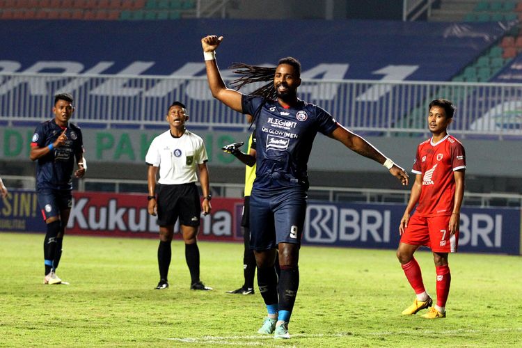 Pemain asing Arema FC Carlos Fortes saat melawan PSM Makassar pada pertandingan pekan 1 Liga 1 2021-2022 yang berakhir dengan skor 1-1 di Stadion Pakansari Bogor, Minggu (5/9/2021) malam.
