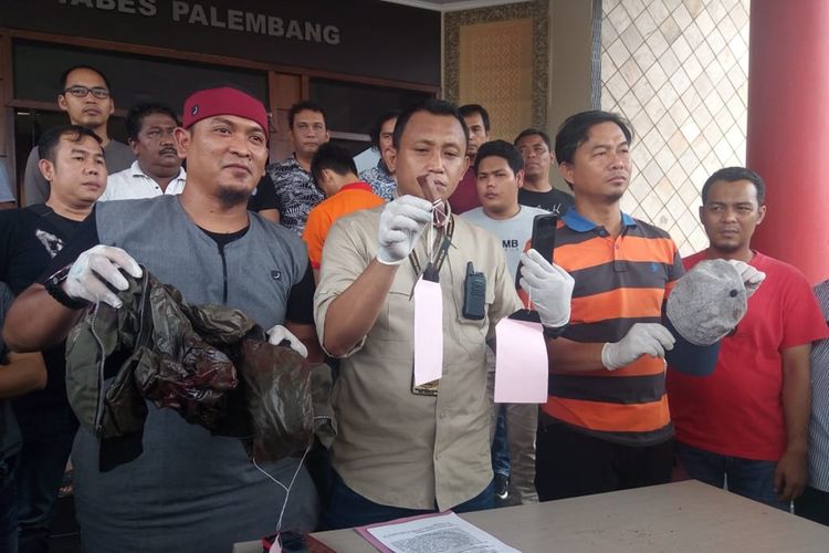 Kasat Reskrim Polresta Palembang Kompol Yon Edi Winara menunjukkan barang bukti dan satu tersangka pelaku pembegalan Nopa Hadinata (37) yang merupakan sopir taksi online, Selasa (12/11/2019). Atas kasus tersebut, Nopa saat ini sedang menjalani perawatan di rumah sakit karena mengalami 23 luka tusukan.